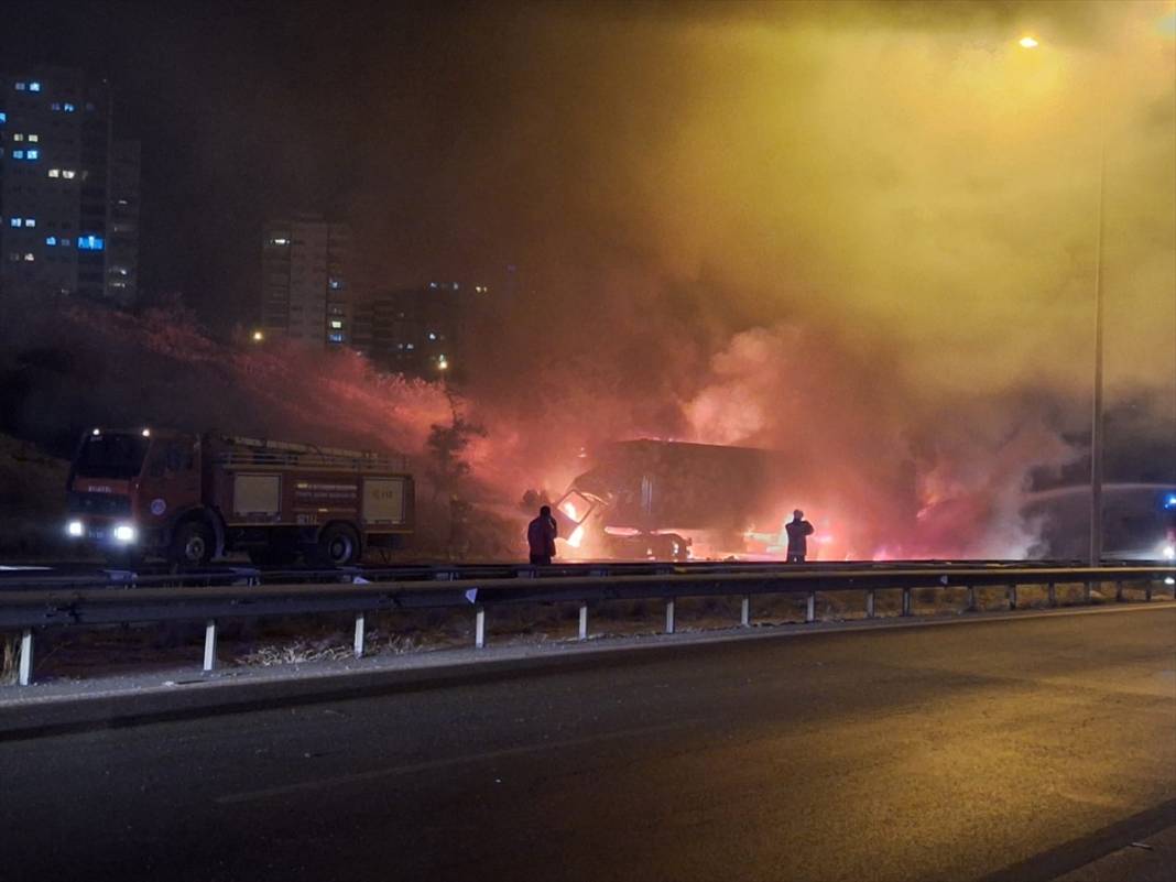 Çarpışan TIR’larda patlama oldu, yangın çıktı: 1 ölü, 1 yaralı 5